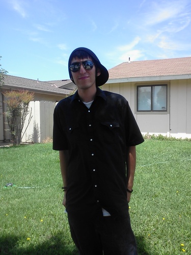 Going to college, likes pitbulls, psychology major, funny person and uhmm whatever else :)