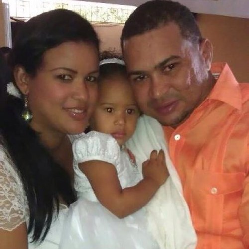 Esposa de Leonardo Espinal, madre de dos bellas niñas Esmeralda y Ana Lucia, Lic. En Educacion. Una mujer feliz porque Dios me ama.