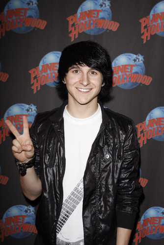 i love mitchel musso. i follow back all musso related accounts :)