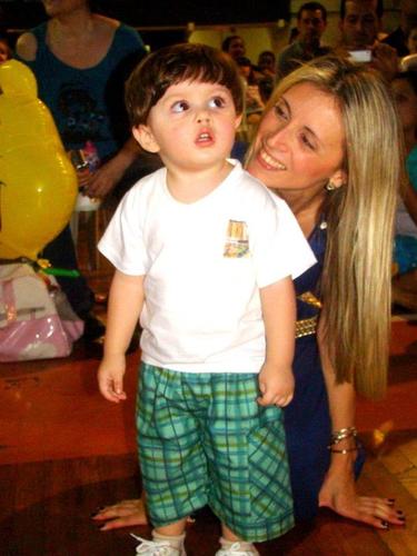Nascida em Barra Mansa, mãe de um filho|Guilherme. Jornalista.