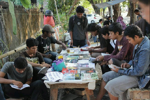 Karena belajar itu menyenangkan | e-mail : komunitaslapakbacaUMI@gmail.com | blog :http://t.co/GfBg9o3P