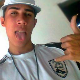 magro,alto,FEIO,solteiro & sou torcedor do @abcfc !
