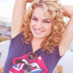 Duas donas: @moonkeydochay, @chaynatika...Mas duas donas apaixonadas,fanáticas pela mesma Pessoa @lua_blanco. Nossa divã.Seguimos tds de volta.