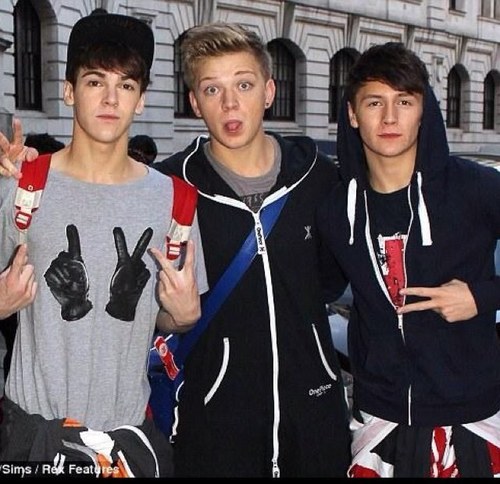 Proud supporters of District 3 ☺ ♥ #3eeksbeforethexfactor ☺ ♥ 8 girls own this account so expect imagines, pictures and lots of tweets about their hotness ☺ ♥