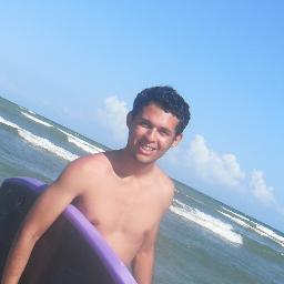 Faz graduação em Contabilidade. Ama Biologia Evolutiva. Quer aprender Física Moderna. Acha que sabe Literatura. Estuda História. É apaixonado por Ciência.