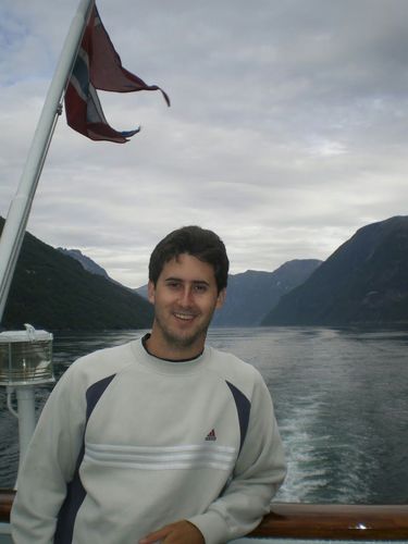 Ingeniero de caminos, viajero, deportista y aficionado a la naturaleza