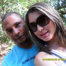 Sou uma pessoa que erra e aprende com os erros.Q tenta viver em obstáculos.Vivo o momento e não o final.Qro o dia de hoje e não de amanhã!Sigo de volta!