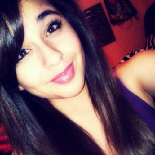 Hi. My name is celeste.I love @justinbieber . uhmmm  I like slurpees.... oh, && im very fruity ^-^