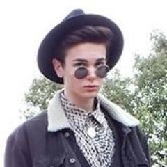 Tengo un blog de moda y me invitan a cosas.

Contratación: bloguerodemoda@gmail.com