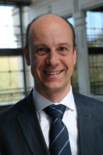 Happily married and proud father of 4. 25 years experience in tech. and fin. industry. Alumni of KUL and Solvay.