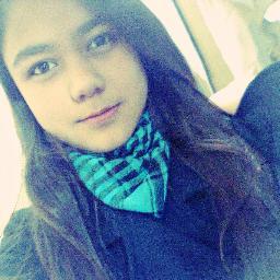 13 anos, libriana, sonhadora, choro por tudo, mas tbm dou risada de tudo, alegre, boba e faço tudo pra ver meus amigos bem ! *-* segue ?