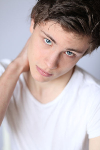 Single / 16 / Skater / Braune Haare / Blaue Augen /