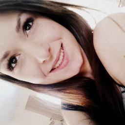 Não sou de demonstrar sentimentos, mas sou cheio deles. Eu sofro em silêncio, amo com o olhar e falo por sorrisos. *-*