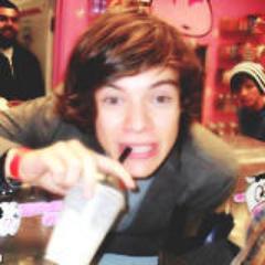 Oie meu nome é Roxana e ... Não sei oq falar simplesmente Amo One direction, Agr meu Hazza ta lá no quarto me chamando, Fuii, Malikisses...