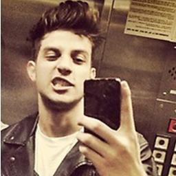 Só ouvir sua voz e o resto fica mudo ver uma foto sua e abrir um sorriso bobo no meu rosto a cada sorriso teu é um novo motivo pra seguir em frente @ChayLeao ♥