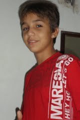 Um galeguinho d,luxo,apaixonado,14anos,ciúmento,  olhos castanhos,flamenguista,e muito bom de bola!!
