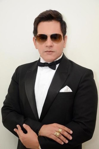 Mestre em Letras,  Diretor de Educacao  de Aracaju,  Professor de Língua Portuguesa, Jornalista, Apresentador, Colunista do Correio de Sergipe.