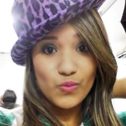 16 anos, Geminiana, ciumenta e futura promotora ;)
