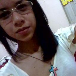 menina de 16 anos,que ama conversar e buscar novas amizades,e conserva ate nao poder mais as que tem,sem se importar sobre o que vao dizer sobre elas...