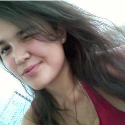 Católica, estudante de química, fala inglês, apaixonada por laboratório e o Pommer, viciada em livros, séries, filmes, vídeo game, uma nerd quase assumida. (: