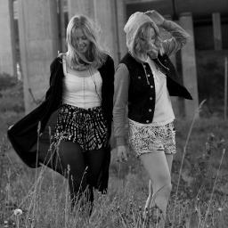 Det är vi, Malin Karlsson & Maria Edwardsson. Följ oss & få info om kommande gigs!