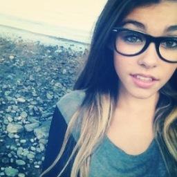 Vivo en mi propio mundo. La música es mi vida. ♥ Smile, you're beautiful.~