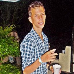 Soy una persona divertida,alegre,simpatica.....Y yo @GuejaAE te digo...Enbellese tu dia con una sonrrisa donde qieras que bayas y donde quiera que estes!...
