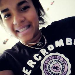 Quando tudo parecer pouco demais lembra que meu sorriso só depende do seu. [;)]