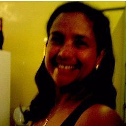 O gesto de violência de um adulto não merece um sorriso de uma criança.
