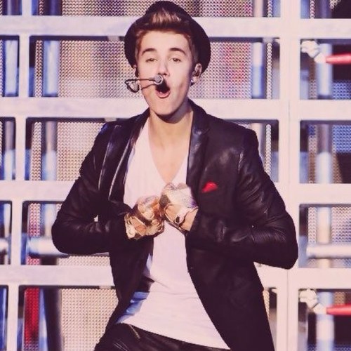 Justin RT, Replyed and Followed my other account @I_love_JDBieber on march 1 2012 on his 18 B-DAY!!!  JUSTIN ♥ SELENA ♥