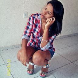 Sou uma pessoa simpática,adoro esta perto do meu amor do meu namorado.Minha frase: “Eu preciso tanto de você... Hoje, amanhã, sempre. Comigo, ao meu lado.”