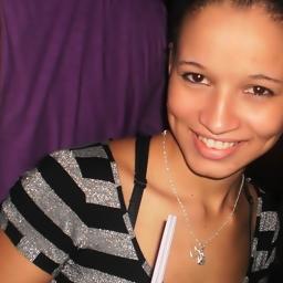 Não confunda fragilidade com inocência. Não se esqueça que o vidro é frágil, mas altamente perigoso.
Um fato sobre mim: Amo ser o motivo do sorriso de alguém.