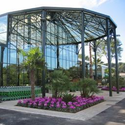 Specialised in design and construction of projects with steel, aluminium and glass. Great expertise in garden centres, bright buildings and glass constructions.