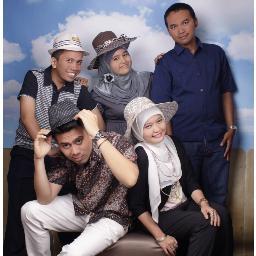 Ane ne orangnya humoris, berkawan dengan semua orang, pengen banyak tahu segala hal, lalu tanya aja tentangku sama teman2ku