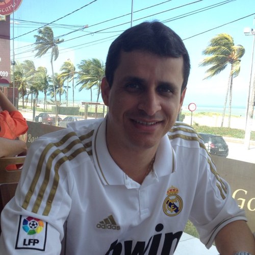 Hoteleiro , Casado , Torcedor do Palmeiras e adora Política.