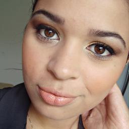 Sou Marcela Fernandes do blog Linda & Maquiada, e estou aqui para compartilhar com vocês cada momento meu.! Beijoos ;**