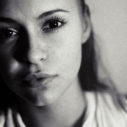 Обожаю макияж, интересуюсь уходом за собой.