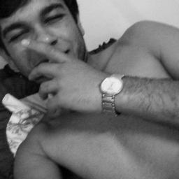 - Curtindo grandes amores ,chapados, pirados, pelados. Olhando as estrelas a espera de carinho e a procura de um futuro qe não chega.