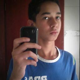 Eu que vivo com α cαbeçα nα luα, com músicα no ouvido e corαção nα bocα!
 Eu sorrio bonito e deixo os outros querendo sαber o segredo que me fαz feliz;