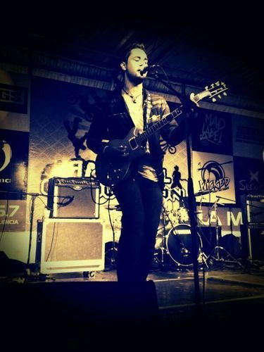 Guitarrista,Vocalista y Compositor del grupo @CuatroRios musica que te llena de buena vibra, mediante la cual expresamos sentimientos, momentos y mucho mas...!