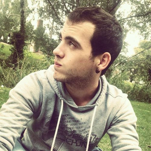 Graduat en Ciències Polítiques i Gestió Pública a la UAB. I començant Dret.