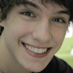 Sou um garoto legal, filho de poseidon novo no acampamento e inesperiente. Gosto das filhas de #Atena  e das de Apolo. xD