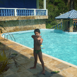 Gosto muito de jogar futebol, ir pra escola, jogar vôlei e jogar queimada. Luto Boxe, Judô e UFC.
