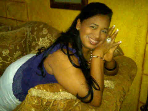 Cantante y maestra,sublime,dulce,tierna,entusiasta,emprendedora,alegre,juguetona,muy muy muy original..!!