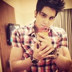 Ainda que todas as luzes se apaguem, eu sempre verei o brilho se você estiver aqui... ♥.@luansantana ♥.