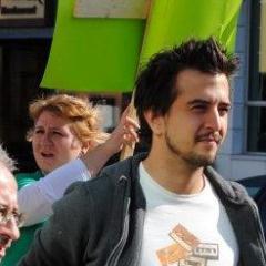 Québécois, Citoyen, Militant, Père de famille, Diplômé endetté en travail social. Plus je vieillis, plus je gauchis !