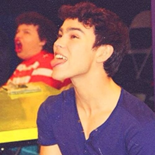 Hey i'm Zander Robbins! i have a band called Gravity 5 with Kacey,Nelson,Stevie, and Kevin lol! {Single}