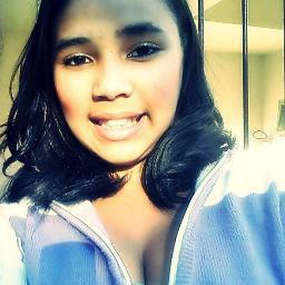 Rainha da pista que conquista quem passa,quente como o sol e faz sinal de fumaça, quando vai embora tudo fica sem graça ♪