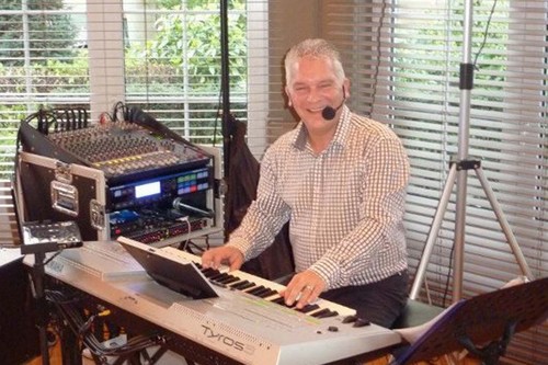 One Man Band live muziek Zanger-Toetsenist voor al uw feesten. Voor boekingen zie  http://t.co/aSRF1FjN78
