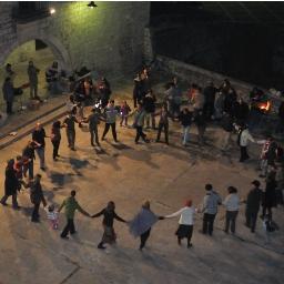 Ball folk. De la canya, el tub, la corda i la manxa directament als peus, sense intermediaris.